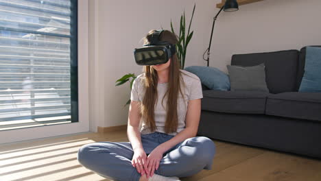 Frau-Taucht-Mit-Einem-VR-Headset-In-Eine-Virtuelle-Welt-Ein,-Vorderansicht